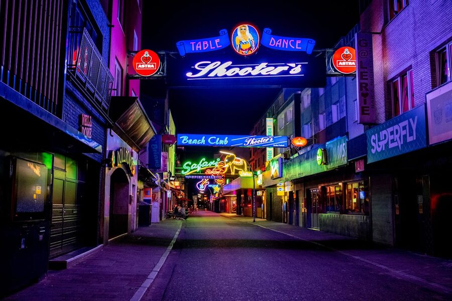 Nightlife scene on the Reeperbahn in Hamburg