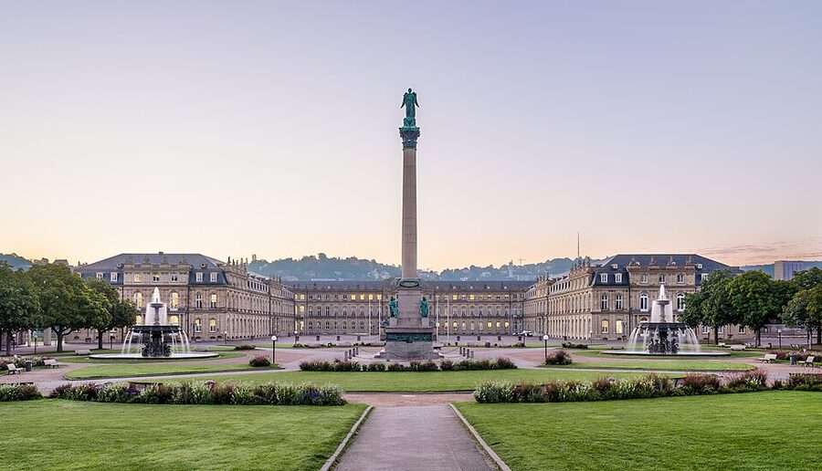 Neues Schloss with Schlossplatzspringbrunnen fountain Stuttgart