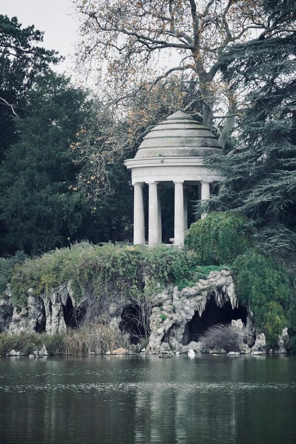 Temple of Love at Lac Daumesnil in autumn