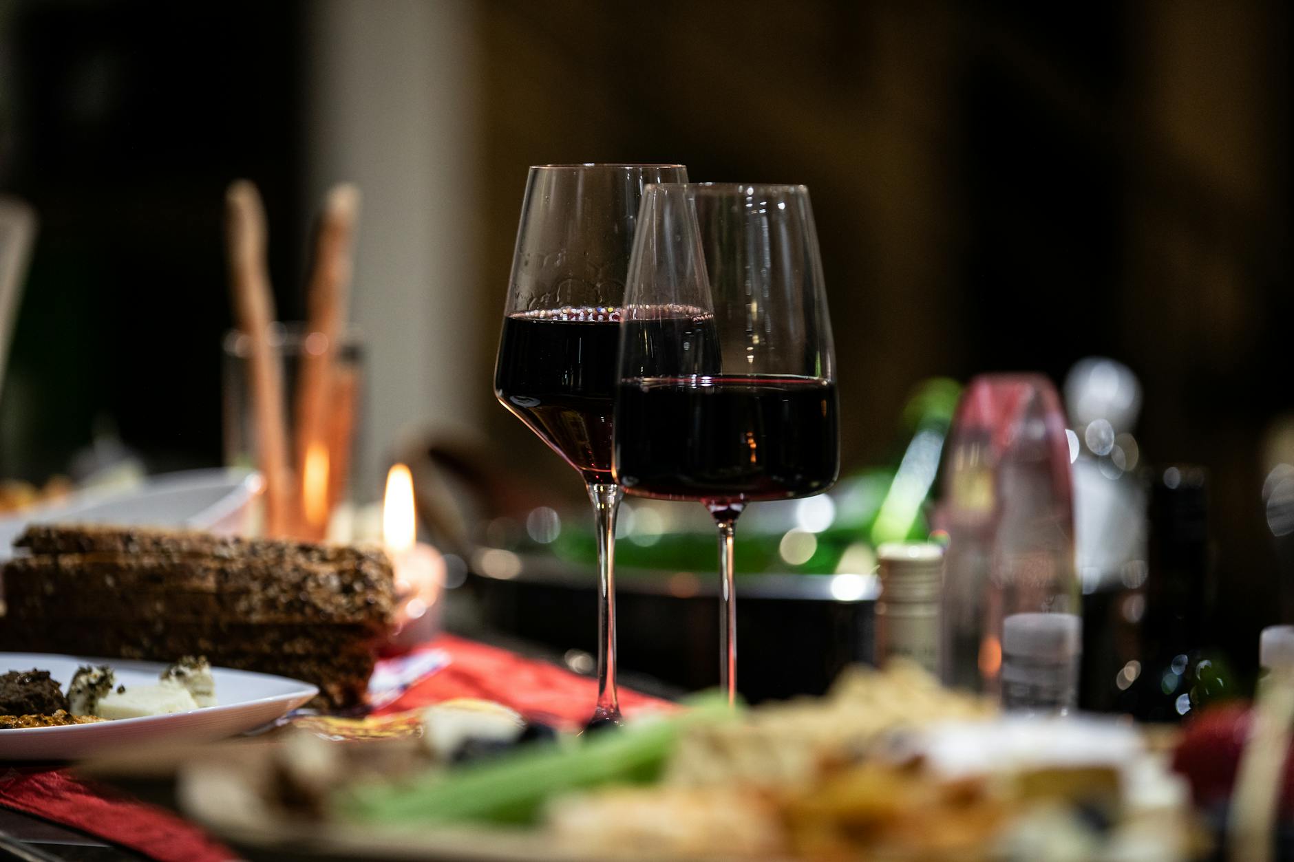 Two wine glasses at a fine dining setup on board a Paris dinner cruise