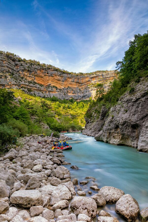 Clear turquoise water flowing between cliffs in the Gorges du Verdon